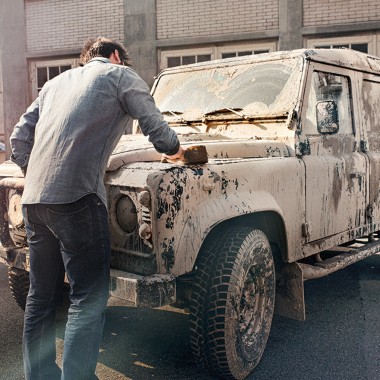 Čovjek čisti uprljani automobil Čovjek čisti uprljani automobil