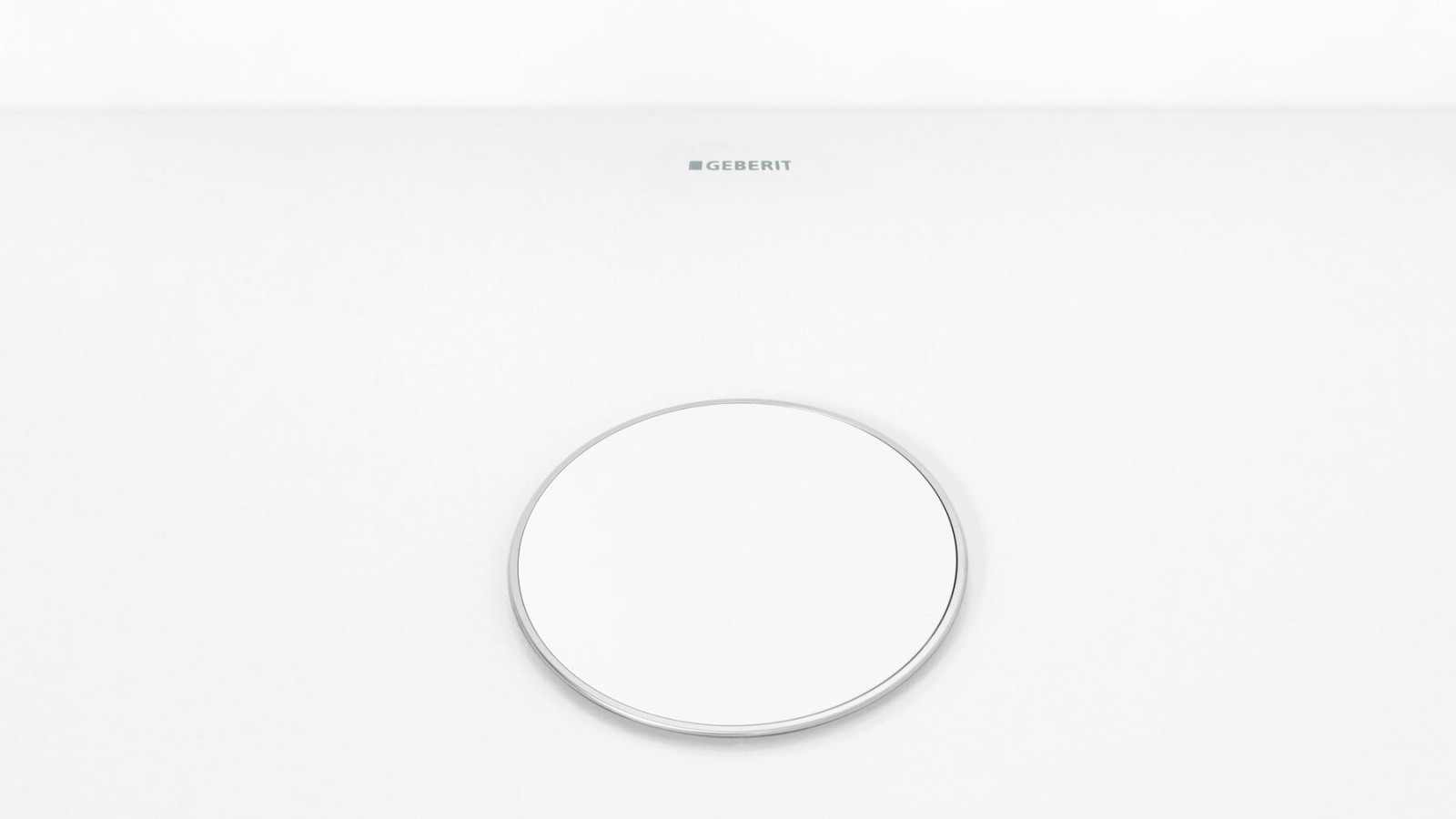 Poklopac odvoda u bijeloj boji s diskretnim kromiranim rubom Poklopac odvoda u bijeloj boji s diskretnim kromiranim rubom