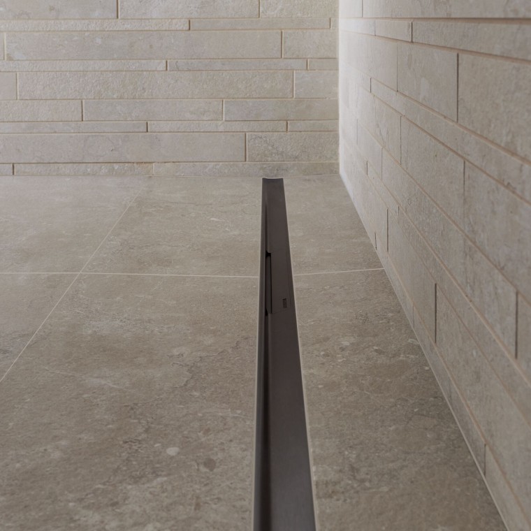 Voda otječe kroz elegantan profil od nehrđajućeg čelika. Voda otječe kroz elegantan profil od nehrđajućeg čelika.