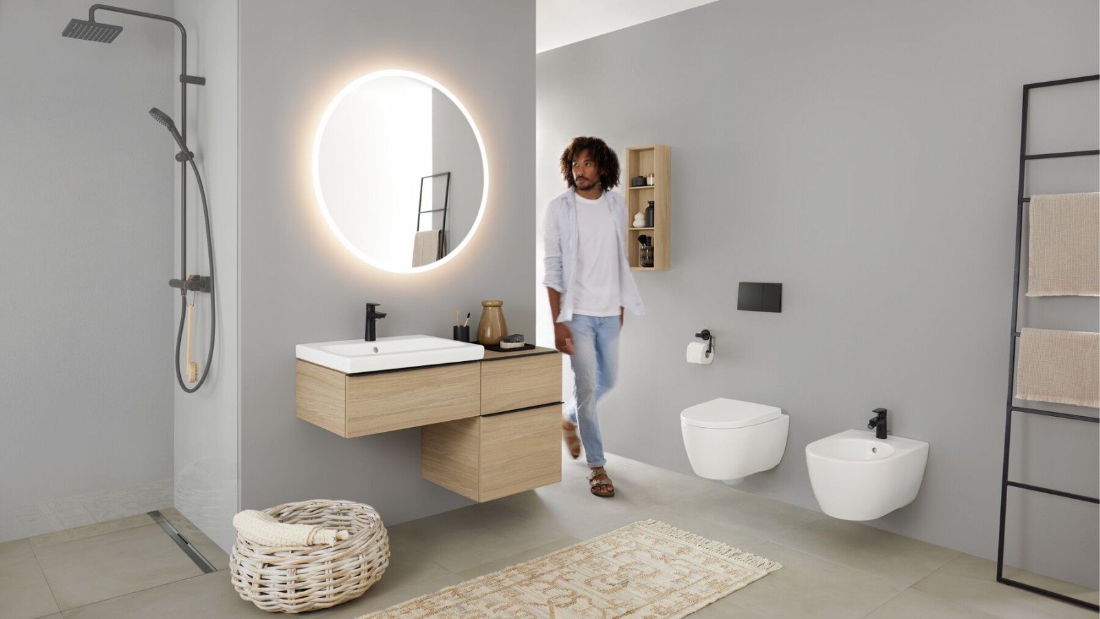 Kupaonica s tuš kabinom u niši