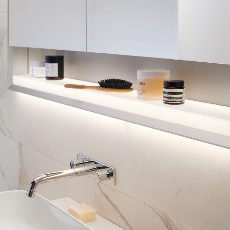 Element s ogledalom Geberit ONE s funkcijom ComfortLight i policom ispod ogledala Element s ogledalom Geberit ONE s funkcijom ComfortLight i policom ispod ogledala