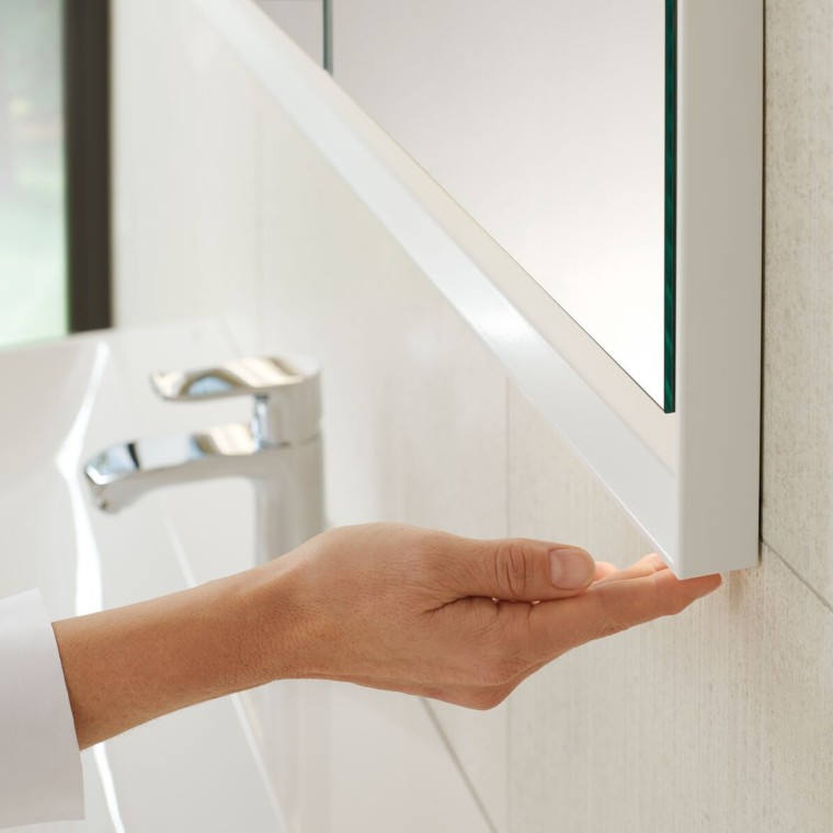 Element s ogledalom Geberit ONE s funkcijom ComfortLight Element s ogledalom Geberit ONE s funkcijom ComfortLight