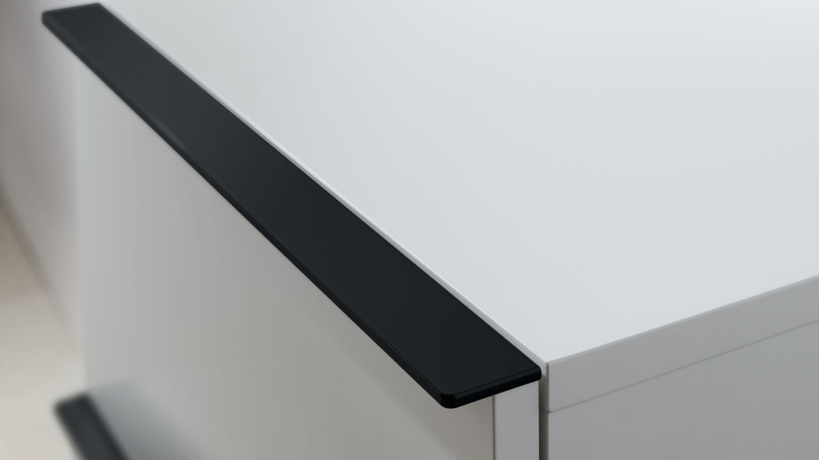 Geberit iCon bočni element bijele boje s crnim ručkama Geberit iCon bočni element bijele boje s crnim ručkama