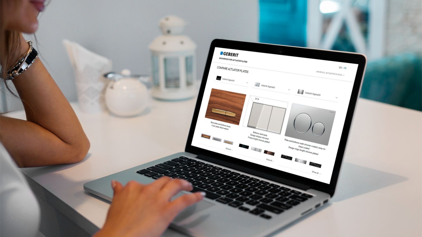 Žena uspoređuje tipke za aktiviranje tvrtke Geberit