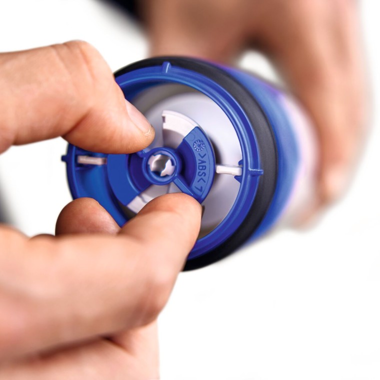 U košaru je ugrađena prigušnica koja se može podesiti na 5 razina kako bi se odredila brzina protoka vode iz vodokotlića i prilagodila WC školjku.