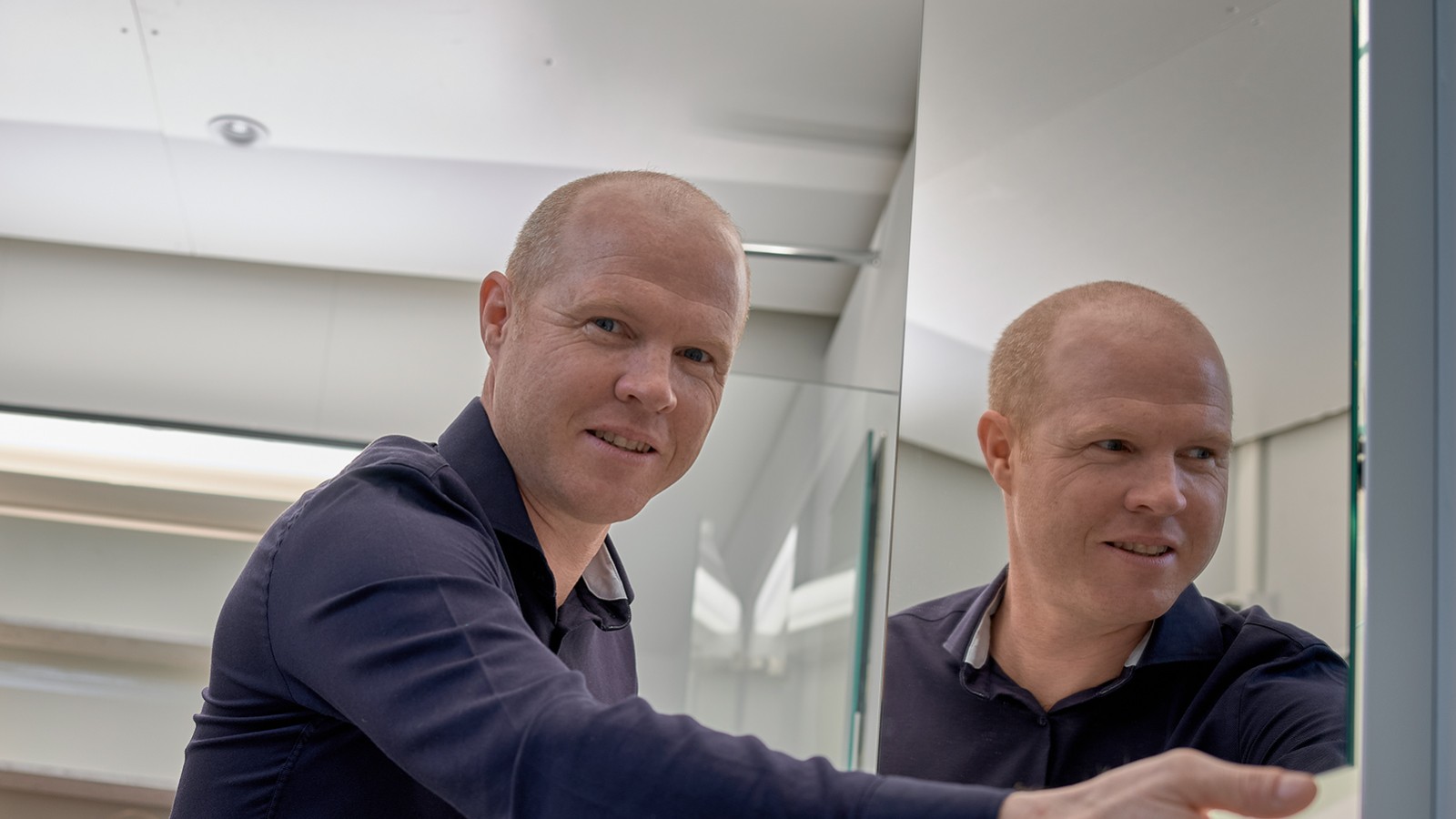 Stručnjak za rasvjetu Andreas Janser u laboratoriju za svjetlo u sjedištu Geberita u Rapperswil-Jona, Švicarska (© Geberit)