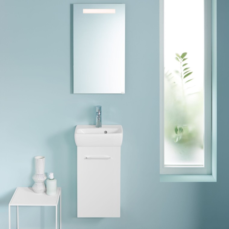 Mala kupaonica sa Selnova umivaonikom kompaktnih dimenzija i konzolnom WC školjkom Mala kupaonica sa Selnova umivaonikom kompaktnih dimenzija i konzolnom WC školjkom