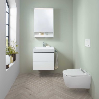 Geberit ONE prostor za umivaonik s malim umivaonikom za ruke, ormarićem za umivaonik i ormarićem s ogledalom, plus tuš WC.