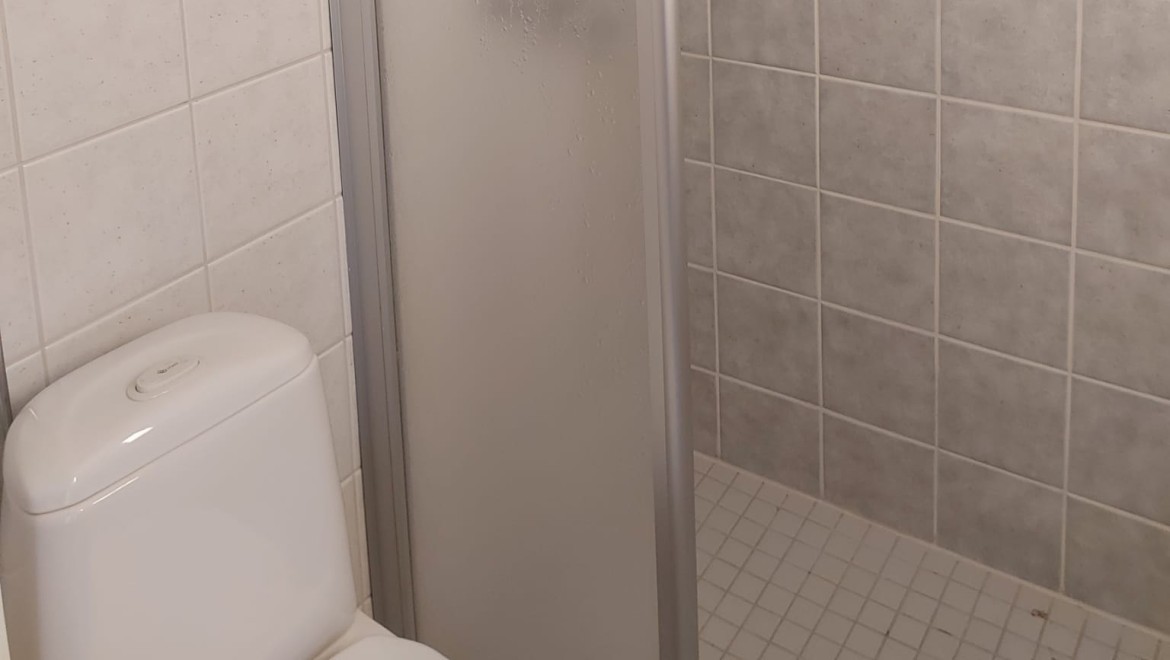 Prije: pogled na tuš kabinu i podni WC (© Meja Hynynen) Prije: pogled na tuš kabinu i podni WC (© Meja Hynynen)