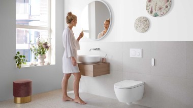 Geberit ONE kupaonica s bijelom keramikom i kupaonskim namještajem (© Geberit)