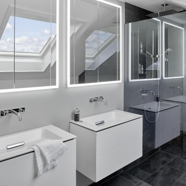 Kupaonica u potkrovlju s dva umivaonika i ogledalima