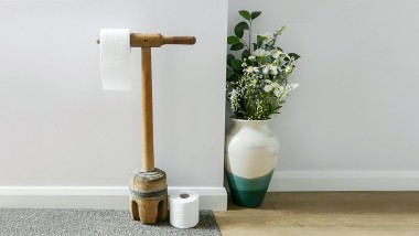 Poseban drveni držač toaletnog papira