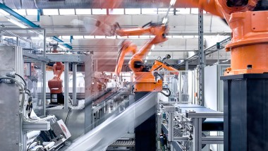  Ruke robota na montažnoj traci u proizvodnoj hali za Geberit ugradbene vodokotliće (© Geberit)