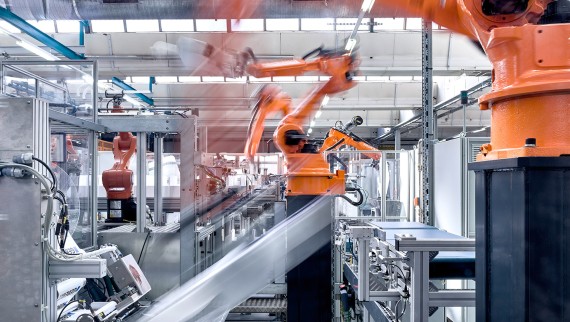 Ruke robota na montažnoj traci u proizvodnoj hali za Geberit ugradbene vodokotliće (© Geberit) Ruke robota na montažnoj traci u proizvodnoj hali za Geberit ugradbene vodokotliće (© Geberit)