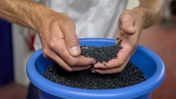 Ruke drže crne plastične kuglice (© Ben Huggler) Ruke drže crne plastične kuglice (© Ben Huggler)