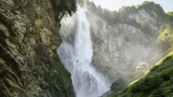 Impozantan vodopad u zelenom krajoliku (© Geberit)