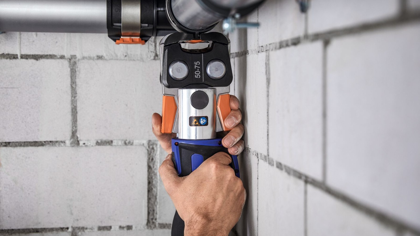 Geberit FlowFit se može stisnuti i u uskim prostorima Geberit FlowFit se može stisnuti i u uskim prostorima