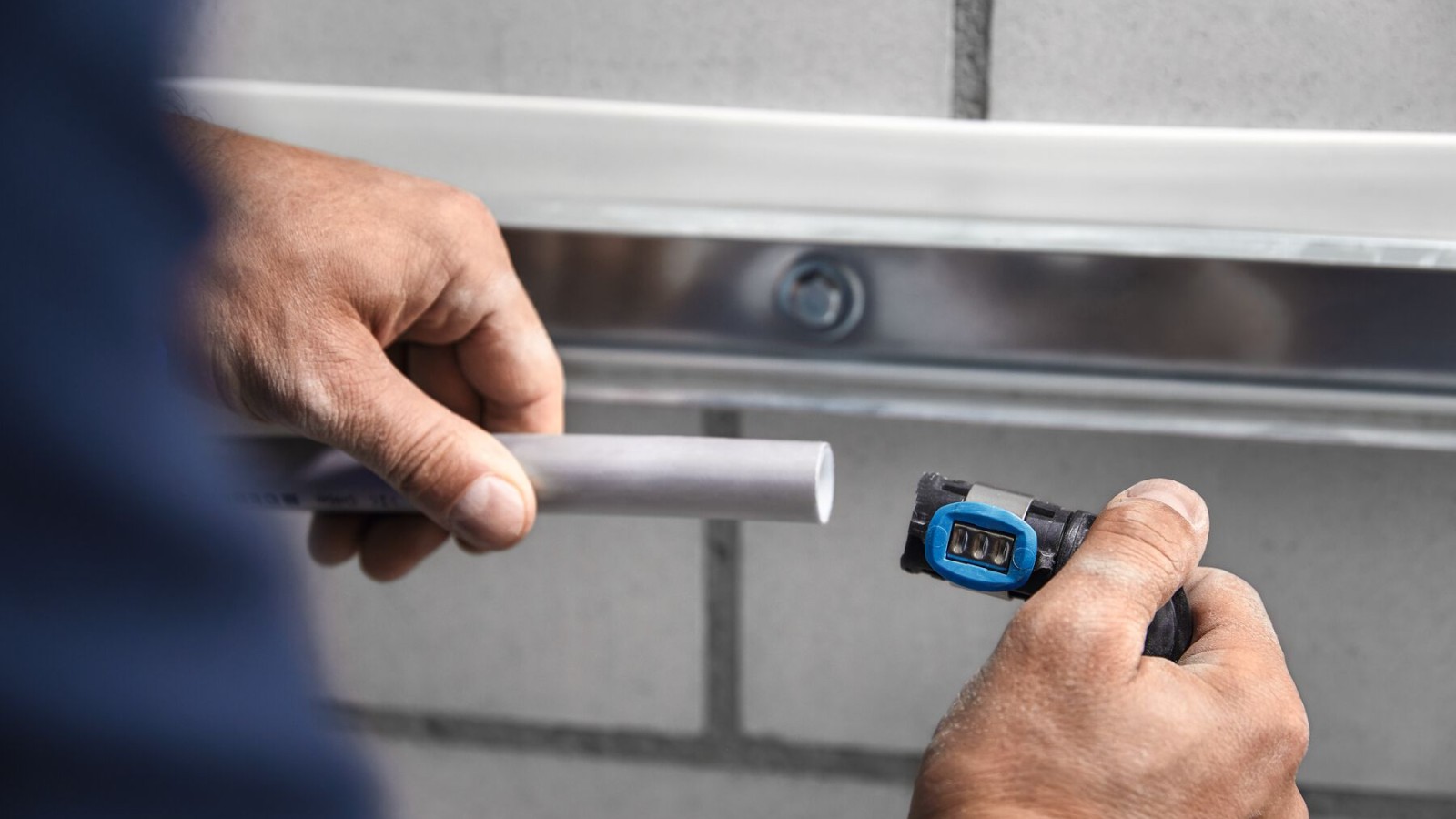 Geberit FlowFit fiting se može stisnuti nakon što se izreže na potrebnu duljinu Geberit FlowFit fiting se može stisnuti nakon što se izreže na potrebnu duljinu