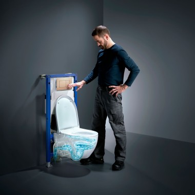 Muškarac aktivira tehnologiju TurboFlush WC školjke Geberit Acanto