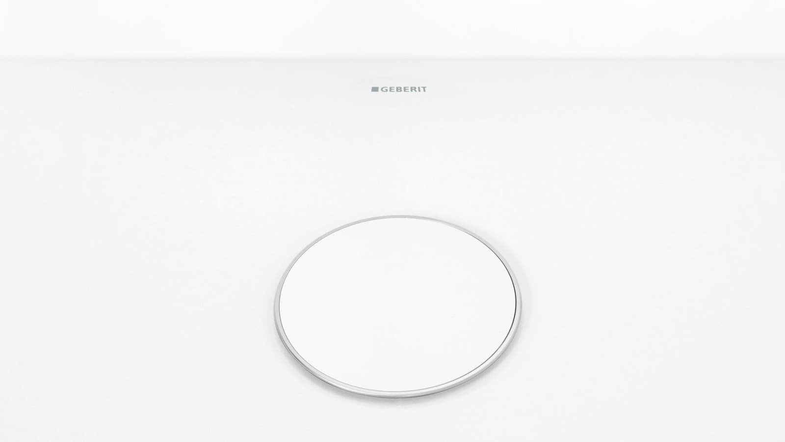 Poklopac odvoda u bijeloj boji s diskretnim kromiranim rubom Poklopac odvoda u bijeloj boji s diskretnim kromiranim rubom