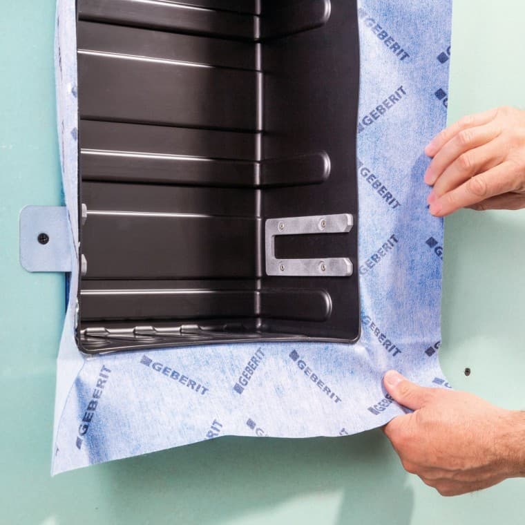 Komplet za ugradnju opremljen prethodno montiranom brtvenom folijom čini kutiju za odlaganje za niše sastavnim dijelom instalacijskog sustava. Komplet za ugradnju opremljen prethodno montiranom brtvenom folijom čini kutiju za odlaganje za niše sastavnim dijelom instalacijskog sustava.