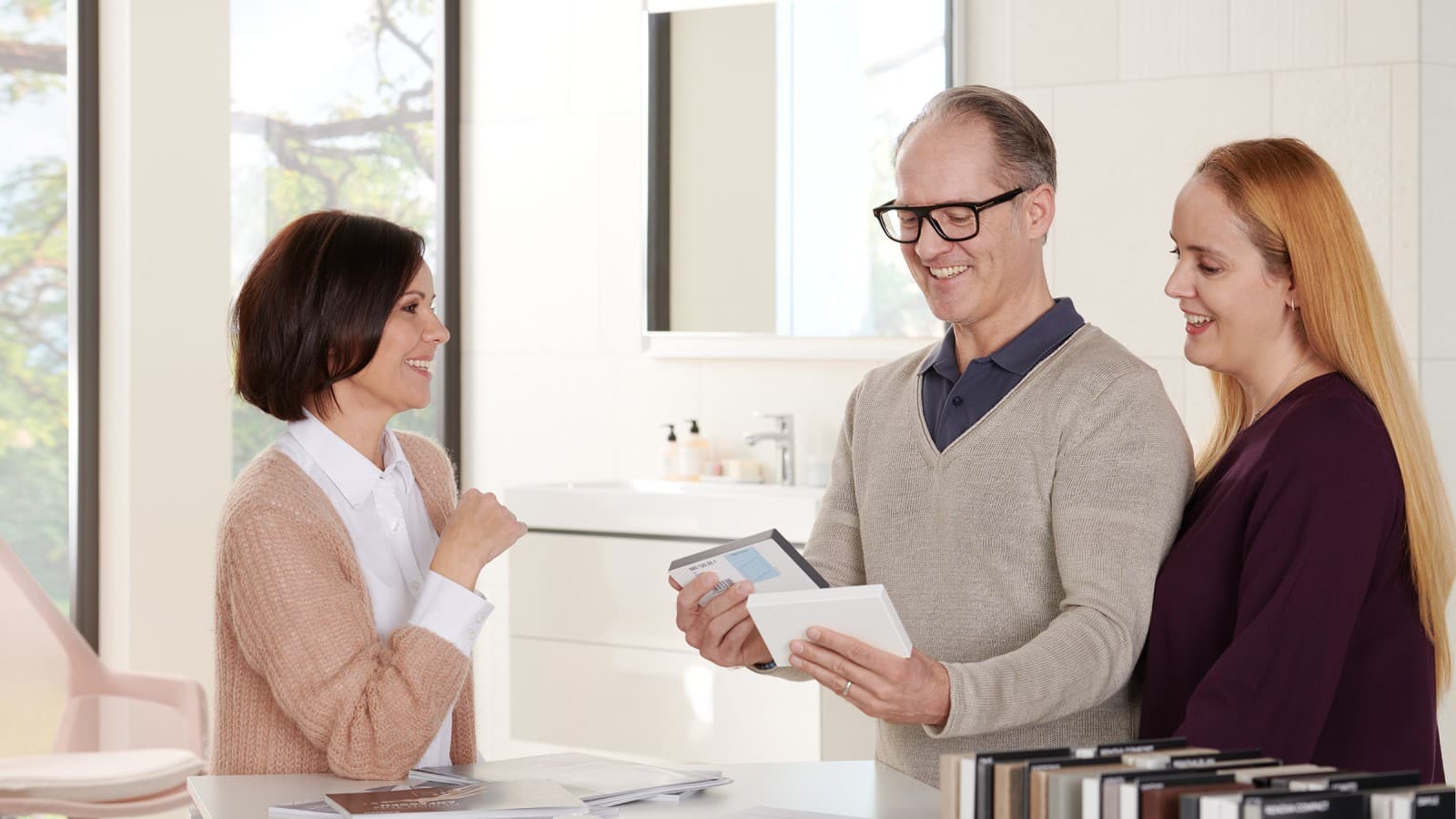 Posjetitelji prilikom posjeta salonu Posjetitelji prilikom posjeta salonu