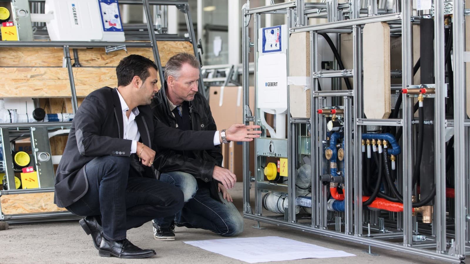 Geberitov prodajni predstavnik provjerava je li instalacija ispravna. Geberitov prodajni predstavnik provjerava je li instalacija ispravna.