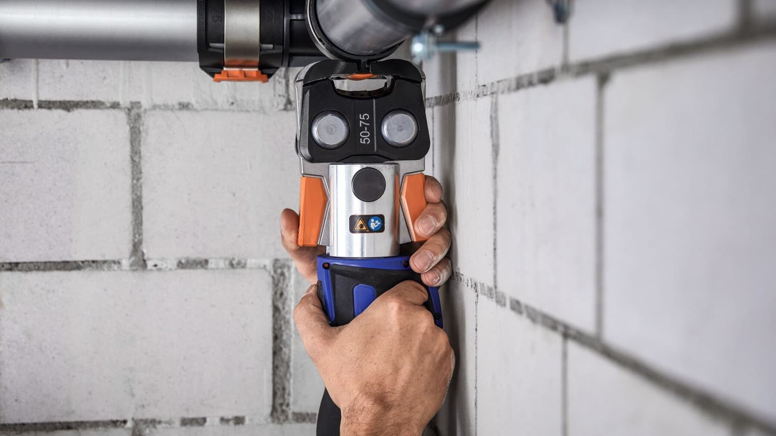 Geberit FlowFit se može stisnuti i u uskim prostorima Geberit FlowFit se može stisnuti i u uskim prostorima